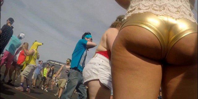 Field G. reccomend women jerking men with ass cheeks